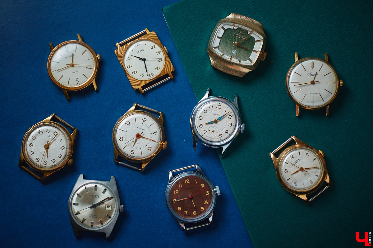 Вы наверняка помните часы советских времен: массивный браслет на стене или тонкий ремешок с циферблатом на запястье мамы. У некоторых они хранятся до сих пор, а кто-то даже собрал внушительную коллекцию. У Дмитрия Фиалковского из Владимира около 300 механизмов, и самые интересные из них воочию оценил «Ключ-Медиа».