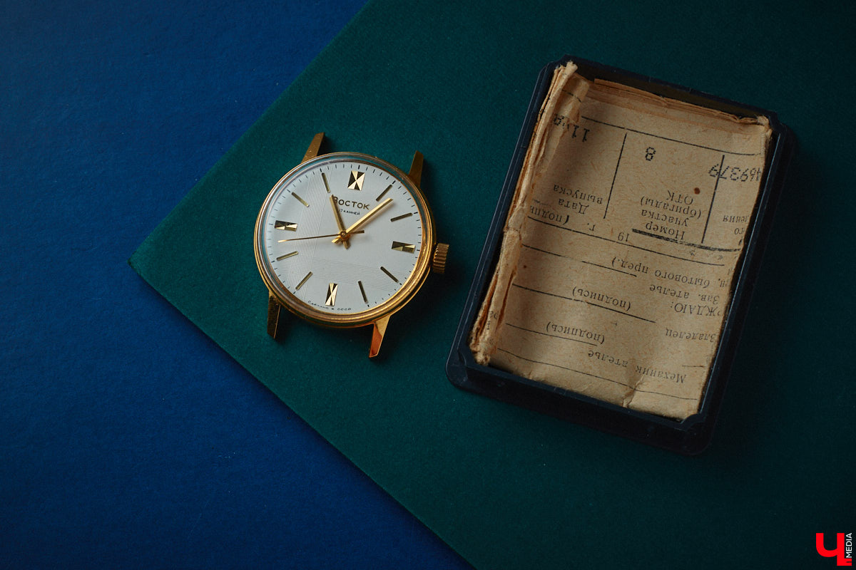 Вы наверняка помните часы советских времен: массивный браслет на стене или тонкий ремешок с циферблатом на запястье мамы. У некоторых они хранятся до сих пор, а кто-то даже собрал внушительную коллекцию. У Дмитрия Фиалковского из Владимира около 300 механизмов, и самые интересные из них воочию оценил «Ключ-Медиа».