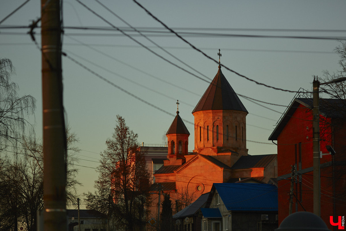 Многие называют Владимир городом одного дня, сетуя на то, что, кроме памятников архитектуры XII века, смотреть в столице региона не на что. А ведь у нас есть и современные строения, которые могут понравиться гостям областного центра. Перечисляем их в нашей подборке, составленной с помощью местных урбанистов.