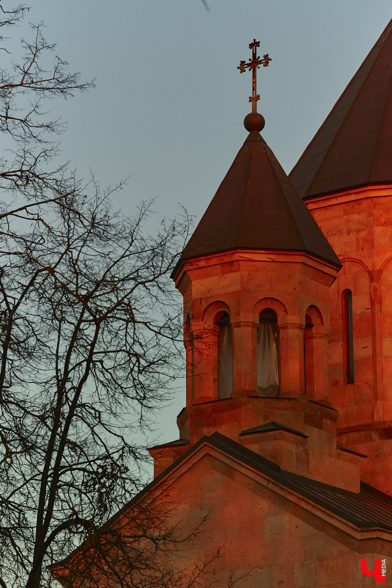 Многие называют Владимир городом одного дня, сетуя на то, что, кроме памятников архитектуры XII века, смотреть в столице региона не на что. А ведь у нас есть и современные строения, которые могут понравиться гостям областного центра. Перечисляем их в нашей подборке, составленной с помощью местных урбанистов.