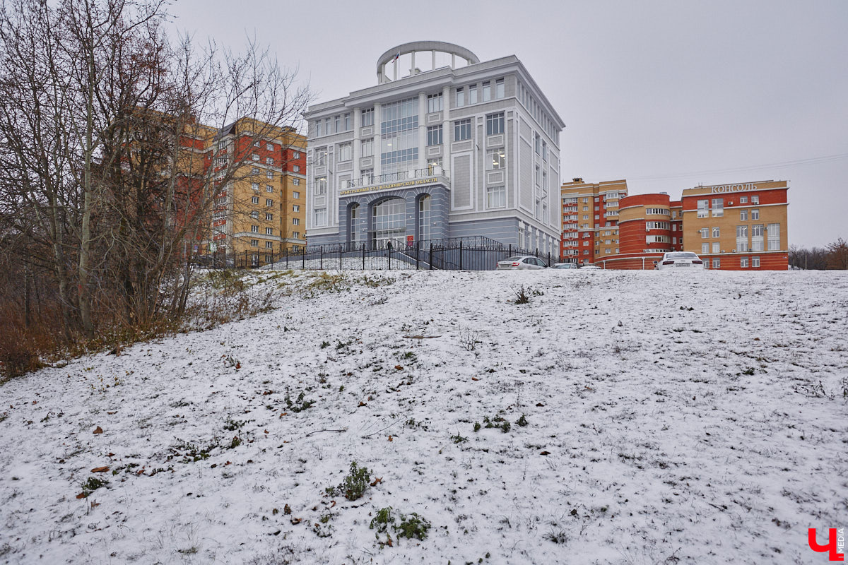 Многие называют Владимир городом одного дня, сетуя на то, что, кроме памятников архитектуры XII века, смотреть в столице региона не на что. А ведь у нас есть и современные строения, которые могут понравиться гостям областного центра. Перечисляем их в нашей подборке, составленной с помощью местных урбанистов.