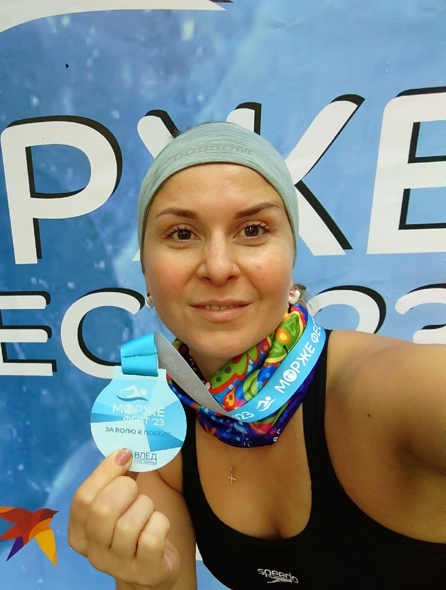 В Ленинградской области прошел фестиваль моржей, который собрал 40 любителей зимнего купания со всей страны. Ольга Калюжная из Владимира тоже приняла в нем участие. Кроме участия в традиционном заплыве в холодной воде смелая девушка пробежала два километра по лесу в одном купальнике.