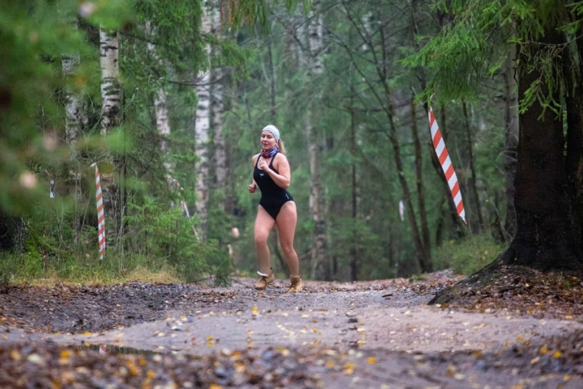 В Ленинградской области прошел фестиваль моржей, который собрал 40 любителей зимнего купания со всей страны. Ольга Калюжная из Владимира тоже приняла в нем участие. Кроме участия в традиционном заплыве в холодной воде смелая девушка пробежала два километра по лесу в одном купальнике.