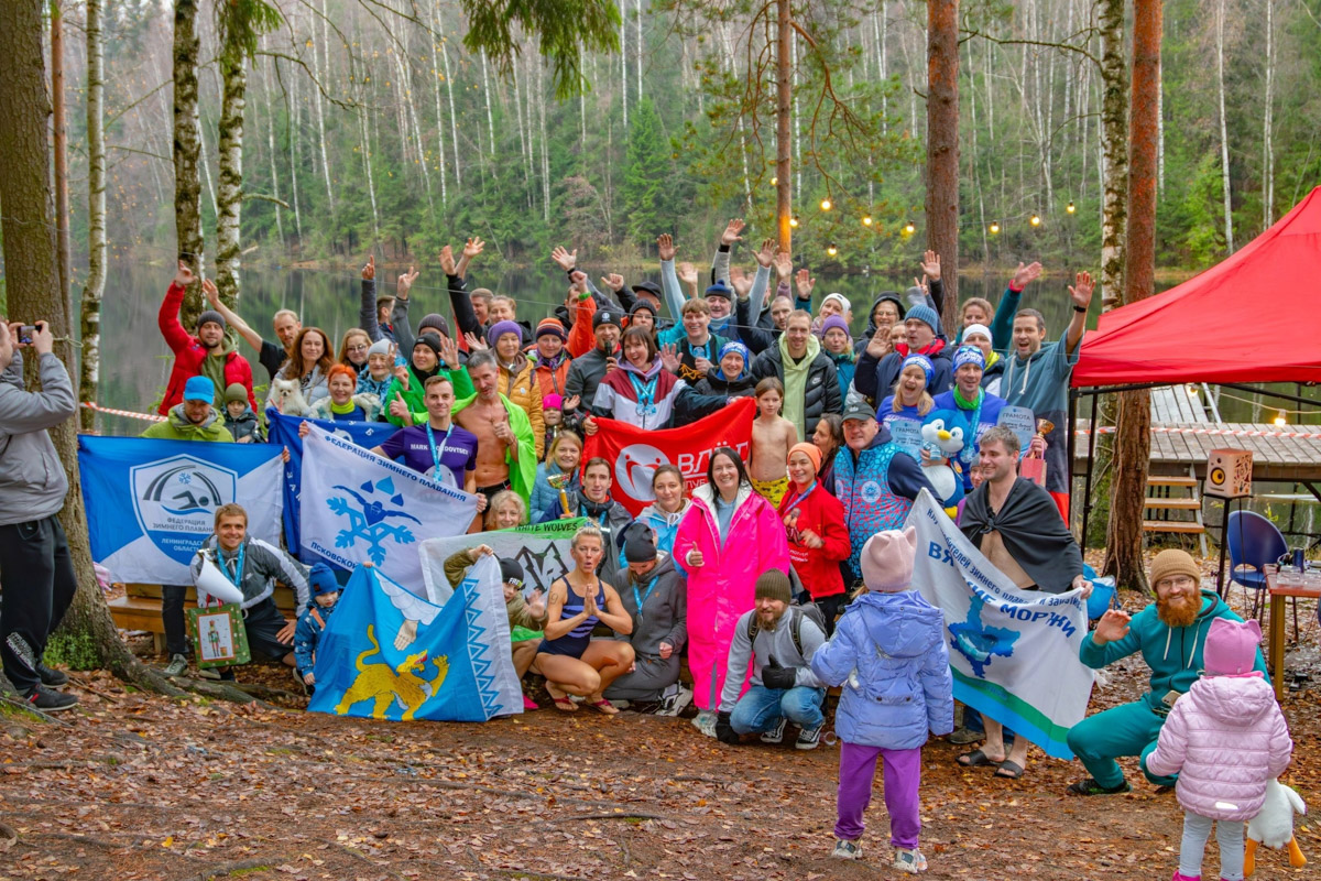 В Ленинградской области прошел фестиваль моржей, который собрал 40 любителей зимнего купания со всей страны. Ольга Калюжная из Владимира тоже приняла в нем участие. Кроме участия в традиционном заплыве в холодной воде смелая девушка пробежала два километра по лесу в одном купальнике.