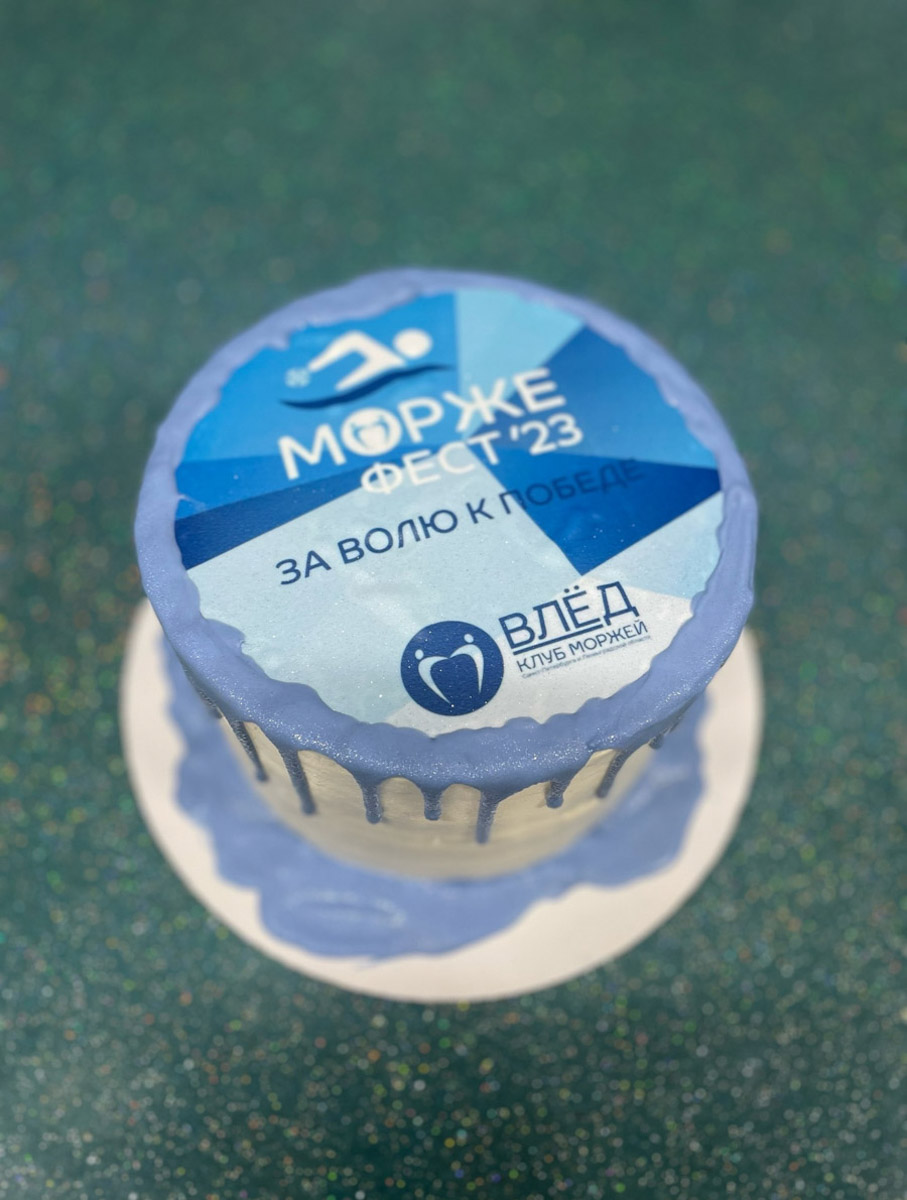 В Ленинградской области прошел фестиваль моржей, который собрал 40 любителей зимнего купания со всей страны. Ольга Калюжная из Владимира тоже приняла в нем участие. Кроме участия в традиционном заплыве в холодной воде смелая девушка пробежала два километра по лесу в одном купальнике.