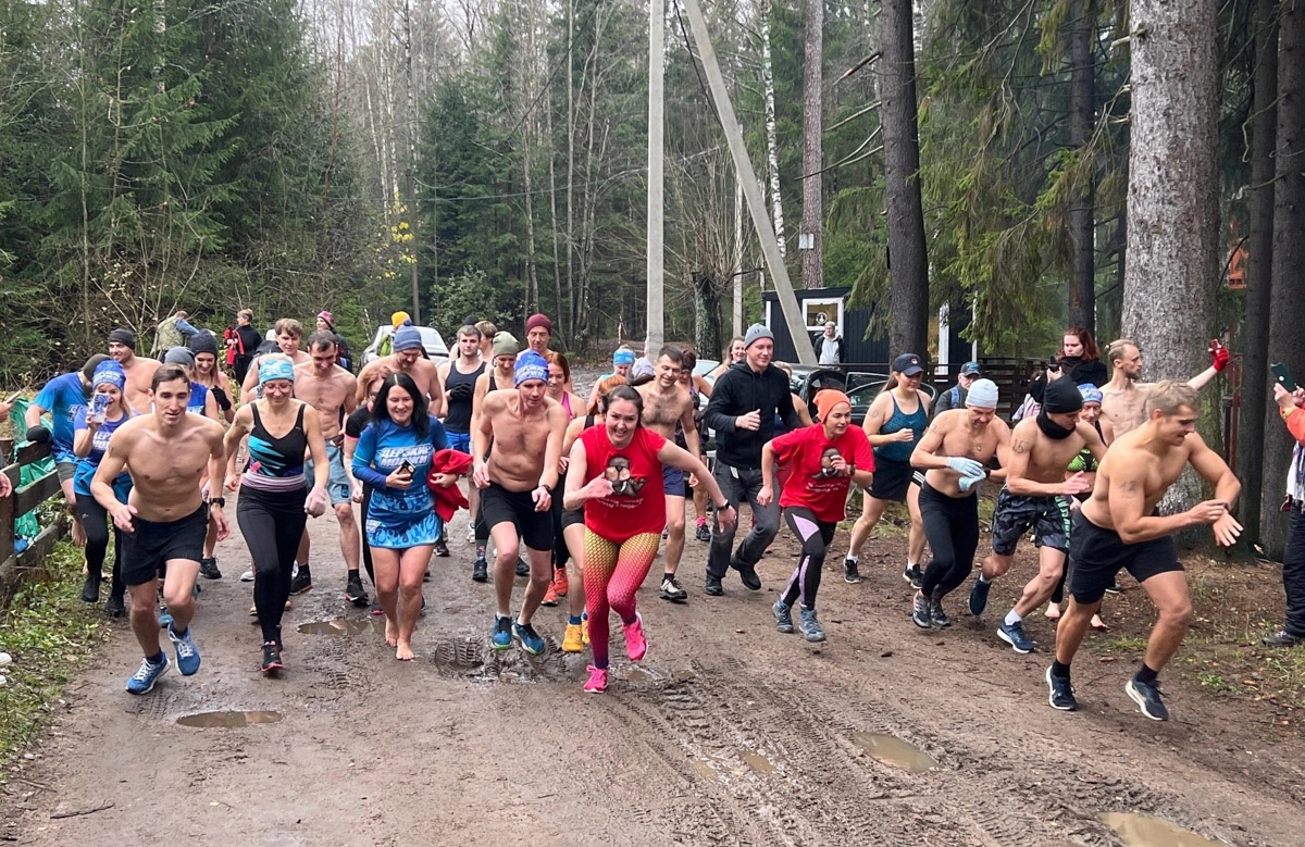 В Ленинградской области прошел фестиваль моржей, который собрал 40 любителей зимнего купания со всей страны. Ольга Калюжная из Владимира тоже приняла в нем участие. Кроме участия в традиционном заплыве в холодной воде смелая девушка пробежала два километра по лесу в одном купальнике.
