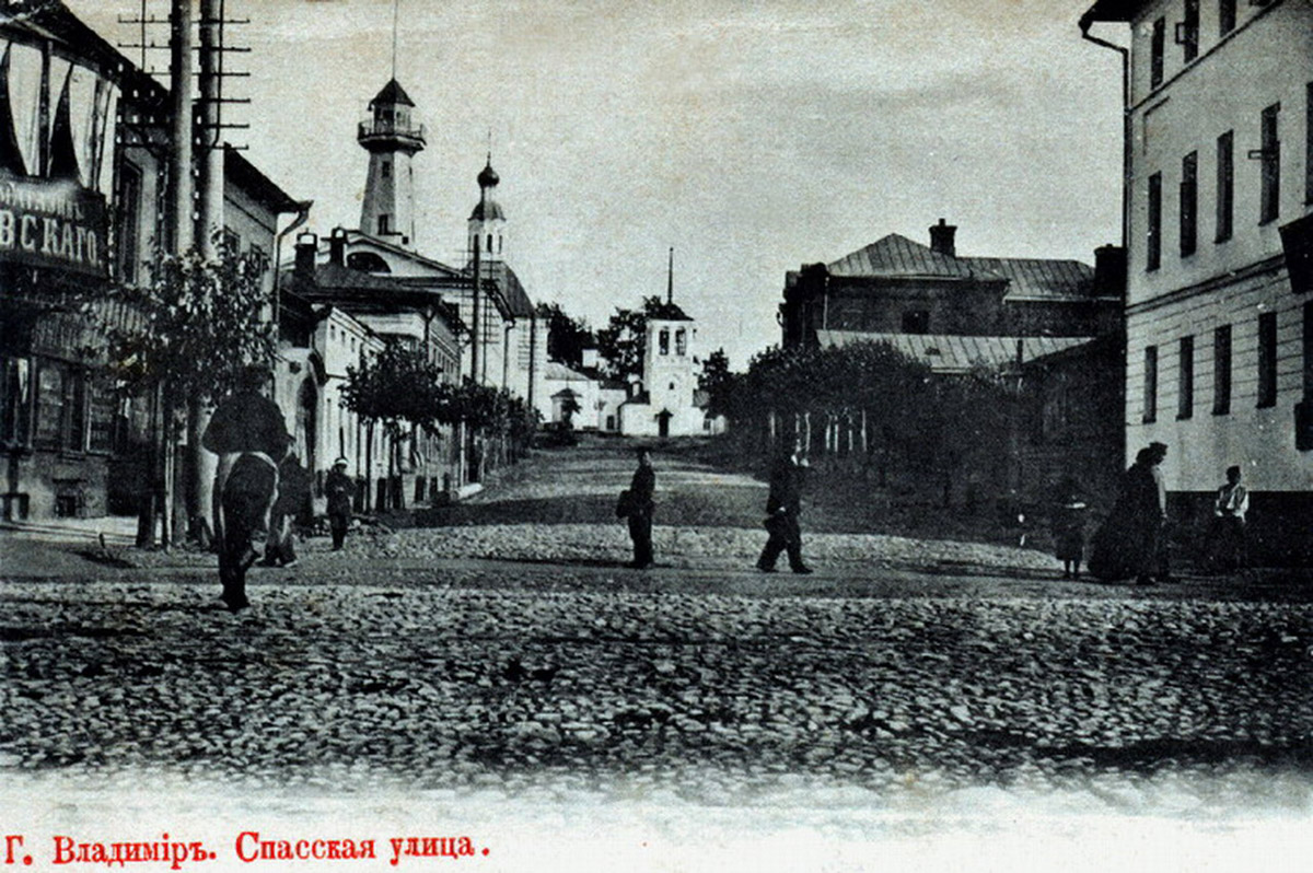 Спасская идет от Большой Московской до Георгиевской и относится к тем небольшим улочкам исторического центра Владимира, которые заканчивались храмами. Так, Никитская завершалась церковью Никиты, Девичья — Княгининым монастырем, Георгиевская — церковью Георгия, а Спасская — Спасским монастырем. Эти архитектурные ансамбли фокусируют на себе перспективу улиц и словно обращаются к нам: подойди поближе, полюбуйся на нас. Так отправимся же знакомиться с интересными достопримечательностями!