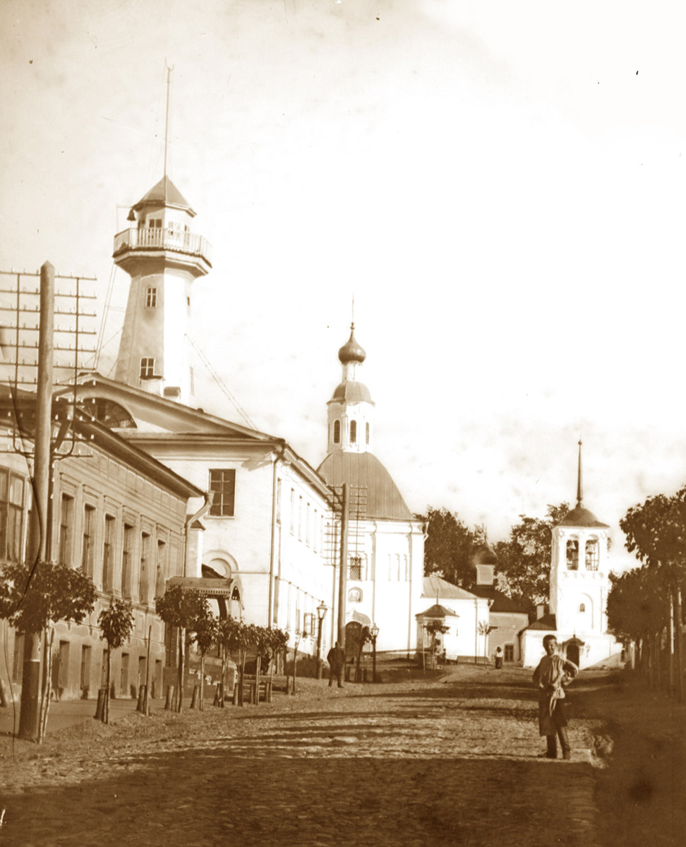 Спасская идет от Большой Московской до Георгиевской и относится к тем небольшим улочкам исторического центра Владимира, которые заканчивались храмами. Так, Никитская завершалась церковью Никиты, Девичья — Княгининым монастырем, Георгиевская — церковью Георгия, а Спасская — Спасским монастырем. Эти архитектурные ансамбли фокусируют на себе перспективу улиц и словно обращаются к нам: подойди поближе, полюбуйся на нас. Так отправимся же знакомиться с интересными достопримечательностями!