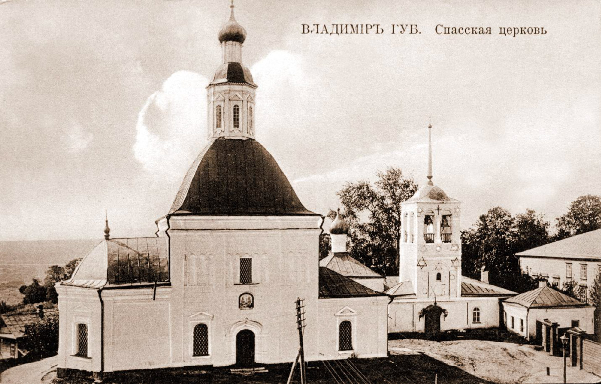 Спасская идет от Большой Московской до Георгиевской и относится к тем небольшим улочкам исторического центра Владимира, которые заканчивались храмами. Так, Никитская завершалась церковью Никиты, Девичья — Княгининым монастырем, Георгиевская — церковью Георгия, а Спасская — Спасским монастырем. Эти архитектурные ансамбли фокусируют на себе перспективу улиц и словно обращаются к нам: подойди поближе, полюбуйся на нас. Так отправимся же знакомиться с интересными достопримечательностями!