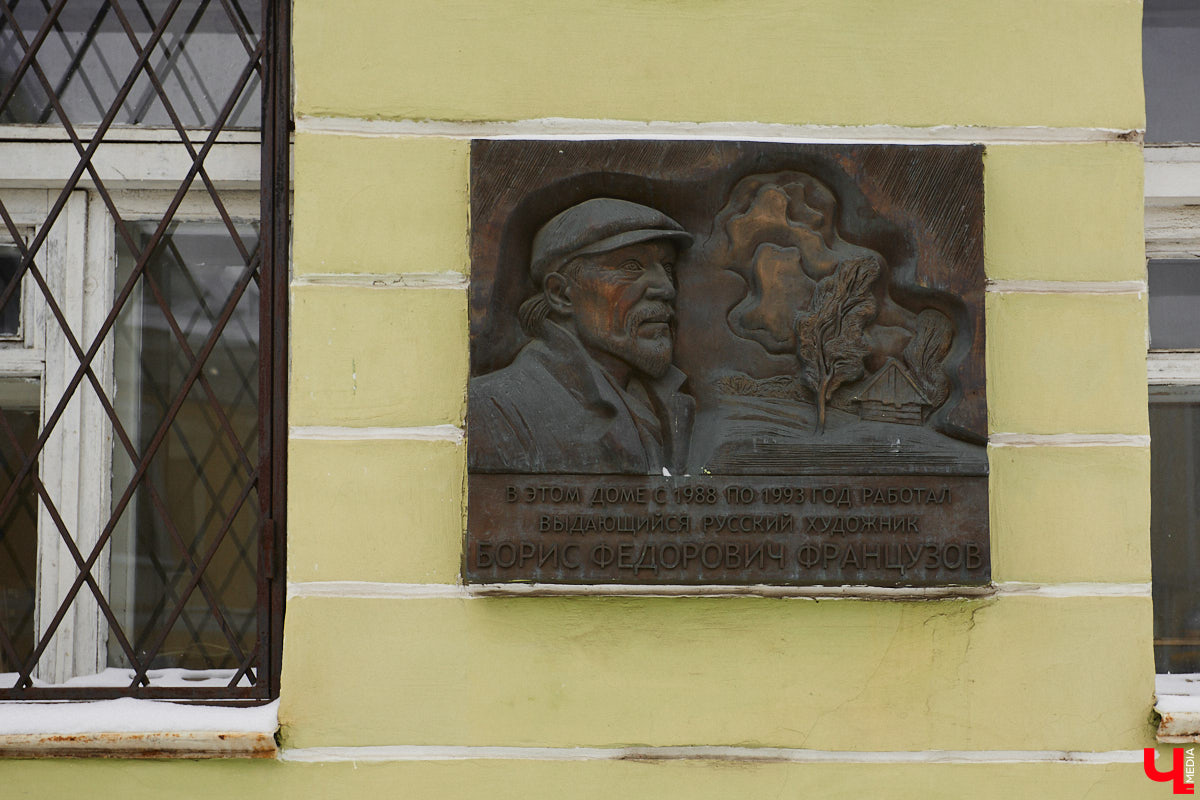 Спасская идет от Большой Московской до Георгиевской и относится к тем небольшим улочкам исторического центра Владимира, которые заканчивались храмами. Так, Никитская завершалась церковью Никиты, Девичья — Княгининым монастырем, Георгиевская — церковью Георгия, а Спасская — Спасским монастырем. Эти архитектурные ансамбли фокусируют на себе перспективу улиц и словно обращаются к нам: подойди поближе, полюбуйся на нас. Так отправимся же знакомиться с интересными достопримечательностями!