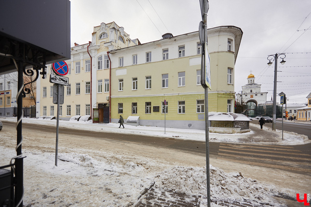 Спасская идет от Большой Московской до Георгиевской и относится к тем небольшим улочкам исторического центра Владимира, которые заканчивались храмами. Так, Никитская завершалась церковью Никиты, Девичья — Княгининым монастырем, Георгиевская — церковью Георгия, а Спасская — Спасским монастырем. Эти архитектурные ансамбли фокусируют на себе перспективу улиц и словно обращаются к нам: подойди поближе, полюбуйся на нас. Так отправимся же знакомиться с интересными достопримечательностями!