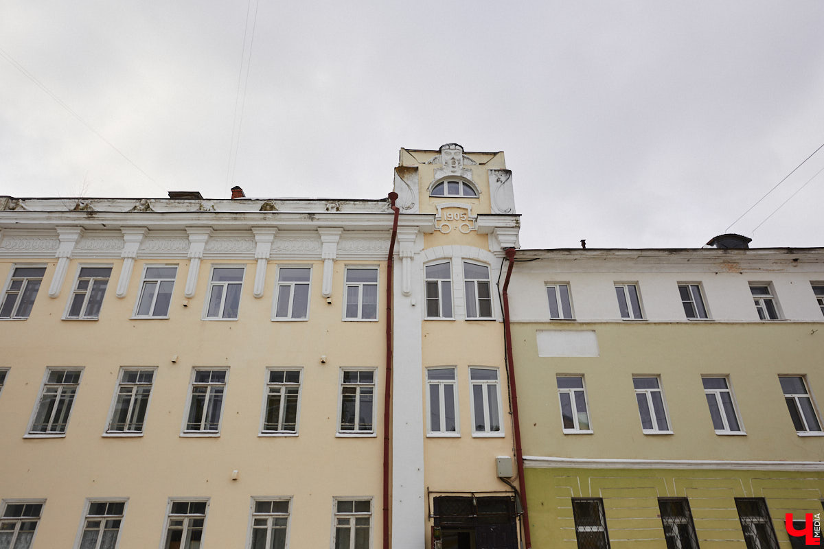 Спасская идет от Большой Московской до Георгиевской и относится к тем небольшим улочкам исторического центра Владимира, которые заканчивались храмами. Так, Никитская завершалась церковью Никиты, Девичья — Княгининым монастырем, Георгиевская — церковью Георгия, а Спасская — Спасским монастырем. Эти архитектурные ансамбли фокусируют на себе перспективу улиц и словно обращаются к нам: подойди поближе, полюбуйся на нас. Так отправимся же знакомиться с интересными достопримечательностями!