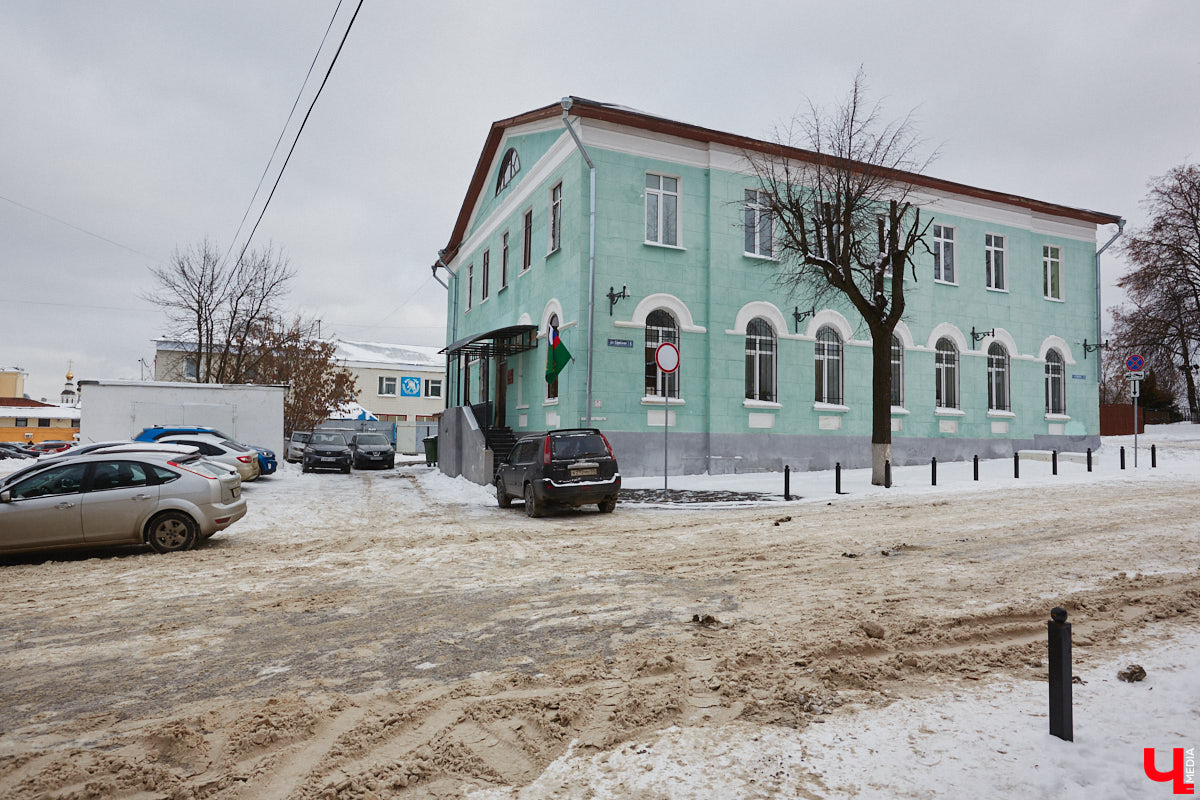 Спасская идет от Большой Московской до Георгиевской и относится к тем небольшим улочкам исторического центра Владимира, которые заканчивались храмами. Так, Никитская завершалась церковью Никиты, Девичья — Княгининым монастырем, Георгиевская — церковью Георгия, а Спасская — Спасским монастырем. Эти архитектурные ансамбли фокусируют на себе перспективу улиц и словно обращаются к нам: подойди поближе, полюбуйся на нас. Так отправимся же знакомиться с интересными достопримечательностями!