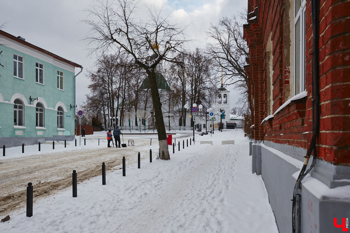 Спасская идет от Большой Московской до Георгиевской и относится к тем небольшим улочкам исторического центра Владимира, которые заканчивались храмами. Так, Никитская завершалась церковью Никиты, Девичья — Княгининым монастырем, Георгиевская — церковью Георгия, а Спасская — Спасским монастырем. Эти архитектурные ансамбли фокусируют на себе перспективу улиц и словно обращаются к нам: подойди поближе, полюбуйся на нас. Так отправимся же знакомиться с интересными достопримечательностями!