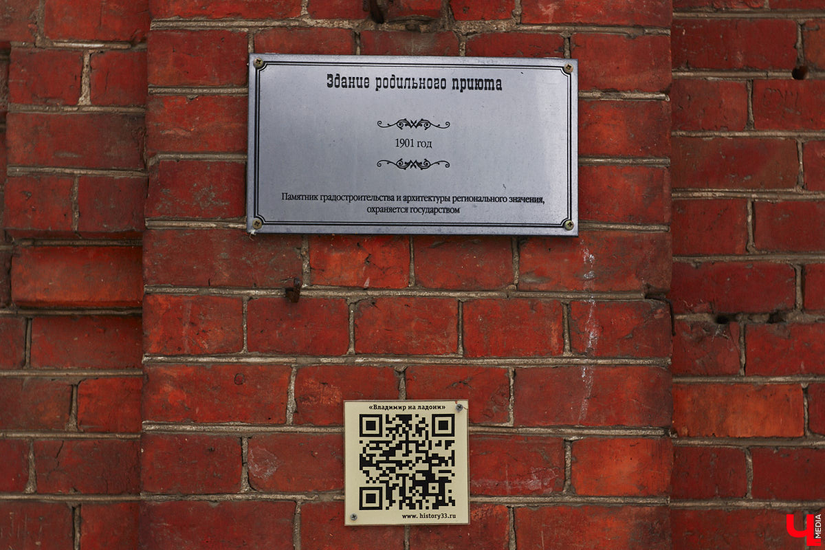 Спасская идет от Большой Московской до Георгиевской и относится к тем небольшим улочкам исторического центра Владимира, которые заканчивались храмами. Так, Никитская завершалась церковью Никиты, Девичья — Княгининым монастырем, Георгиевская — церковью Георгия, а Спасская — Спасским монастырем. Эти архитектурные ансамбли фокусируют на себе перспективу улиц и словно обращаются к нам: подойди поближе, полюбуйся на нас. Так отправимся же знакомиться с интересными достопримечательностями!