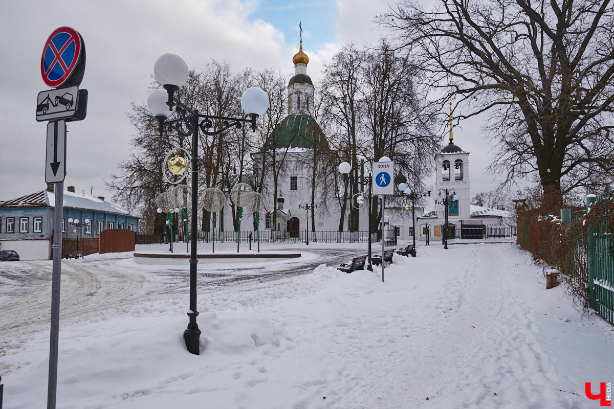 Спасская идет от Большой Московской до Георгиевской и относится к тем небольшим улочкам исторического центра Владимира, которые заканчивались храмами. Так, Никитская завершалась церковью Никиты, Девичья — Княгининым монастырем, Георгиевская — церковью Георгия, а Спасская — Спасским монастырем. Эти архитектурные ансамбли фокусируют на себе перспективу улиц и словно обращаются к нам: подойди поближе, полюбуйся на нас. Так отправимся же знакомиться с интересными достопримечательностями!
