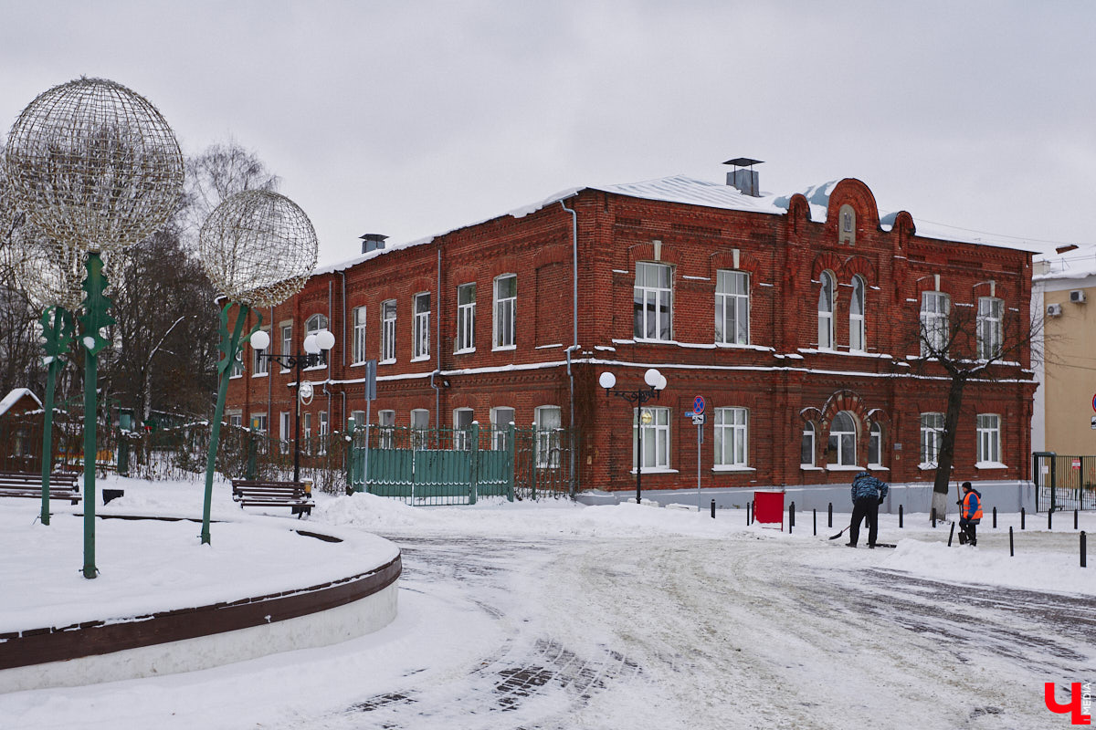 Спасская идет от Большой Московской до Георгиевской и относится к тем небольшим улочкам исторического центра Владимира, которые заканчивались храмами. Так, Никитская завершалась церковью Никиты, Девичья — Княгининым монастырем, Георгиевская — церковью Георгия, а Спасская — Спасским монастырем. Эти архитектурные ансамбли фокусируют на себе перспективу улиц и словно обращаются к нам: подойди поближе, полюбуйся на нас. Так отправимся же знакомиться с интересными достопримечательностями!