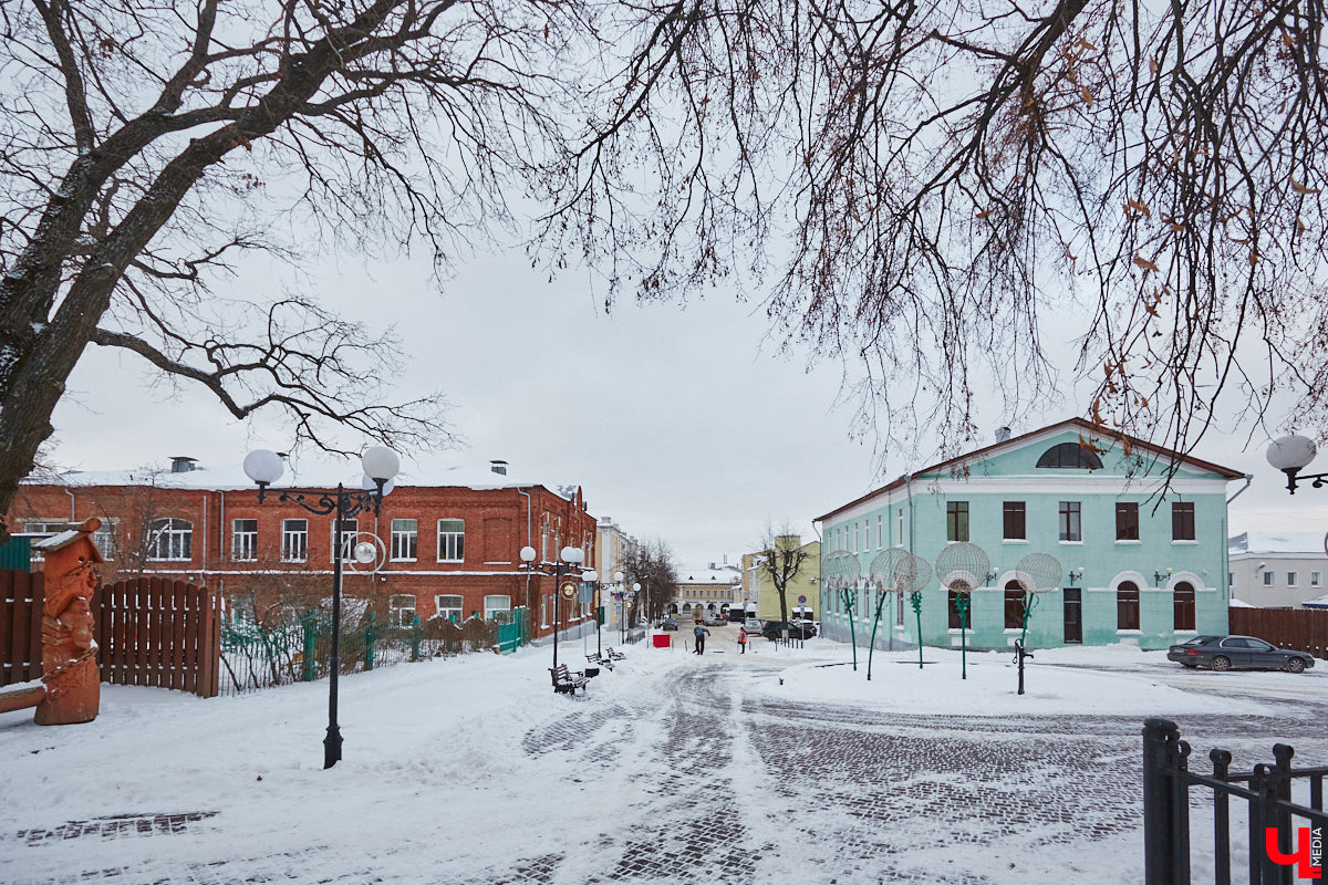 Спасская идет от Большой Московской до Георгиевской и относится к тем небольшим улочкам исторического центра Владимира, которые заканчивались храмами. Так, Никитская завершалась церковью Никиты, Девичья — Княгининым монастырем, Георгиевская — церковью Георгия, а Спасская — Спасским монастырем. Эти архитектурные ансамбли фокусируют на себе перспективу улиц и словно обращаются к нам: подойди поближе, полюбуйся на нас. Так отправимся же знакомиться с интересными достопримечательностями!