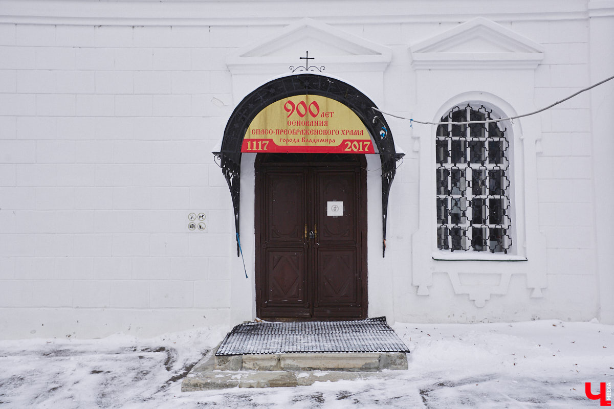 Спасская идет от Большой Московской до Георгиевской и относится к тем небольшим улочкам исторического центра Владимира, которые заканчивались храмами. Так, Никитская завершалась церковью Никиты, Девичья — Княгининым монастырем, Георгиевская — церковью Георгия, а Спасская — Спасским монастырем. Эти архитектурные ансамбли фокусируют на себе перспективу улиц и словно обращаются к нам: подойди поближе, полюбуйся на нас. Так отправимся же знакомиться с интересными достопримечательностями!