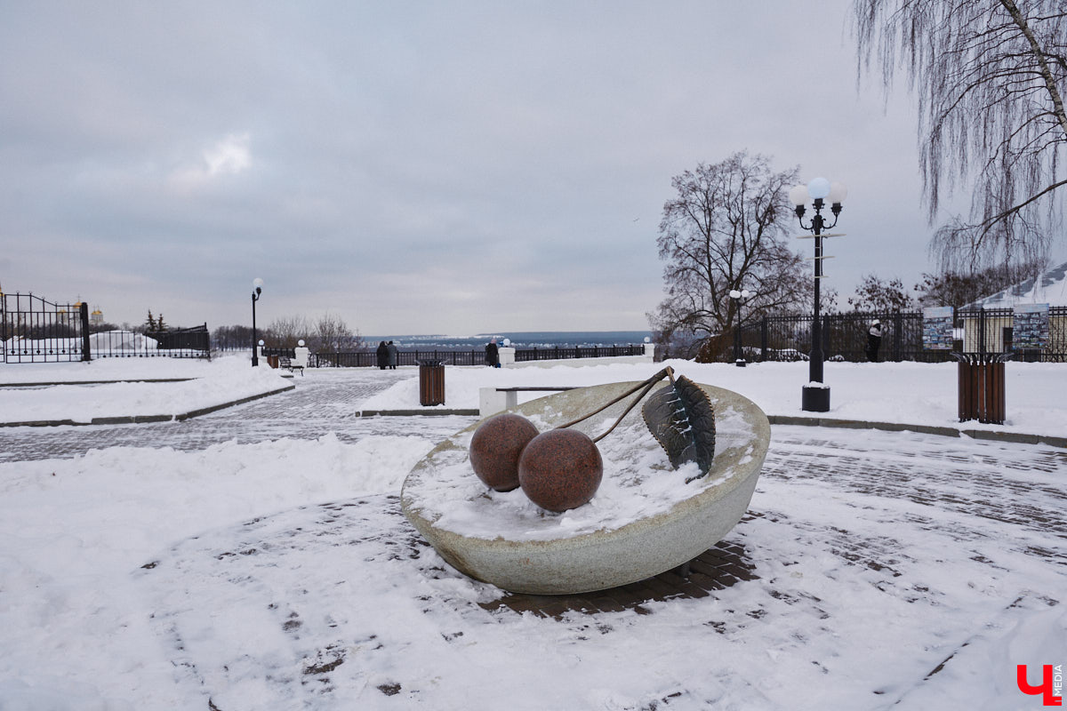 Спасская идет от Большой Московской до Георгиевской и относится к тем небольшим улочкам исторического центра Владимира, которые заканчивались храмами. Так, Никитская завершалась церковью Никиты, Девичья — Княгининым монастырем, Георгиевская — церковью Георгия, а Спасская — Спасским монастырем. Эти архитектурные ансамбли фокусируют на себе перспективу улиц и словно обращаются к нам: подойди поближе, полюбуйся на нас. Так отправимся же знакомиться с интересными достопримечательностями!