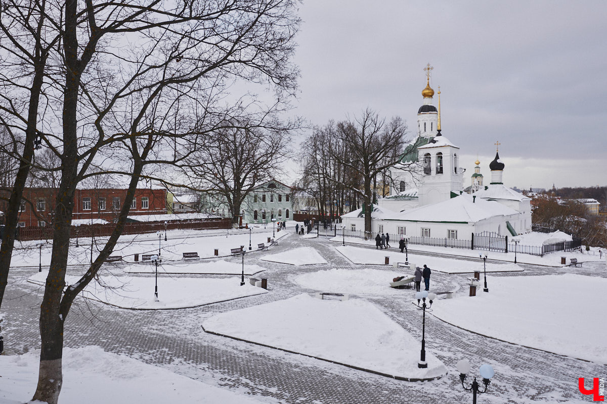 Спасская идет от Большой Московской до Георгиевской и относится к тем небольшим улочкам исторического центра Владимира, которые заканчивались храмами. Так, Никитская завершалась церковью Никиты, Девичья — Княгининым монастырем, Георгиевская — церковью Георгия, а Спасская — Спасским монастырем. Эти архитектурные ансамбли фокусируют на себе перспективу улиц и словно обращаются к нам: подойди поближе, полюбуйся на нас. Так отправимся же знакомиться с интересными достопримечательностями!