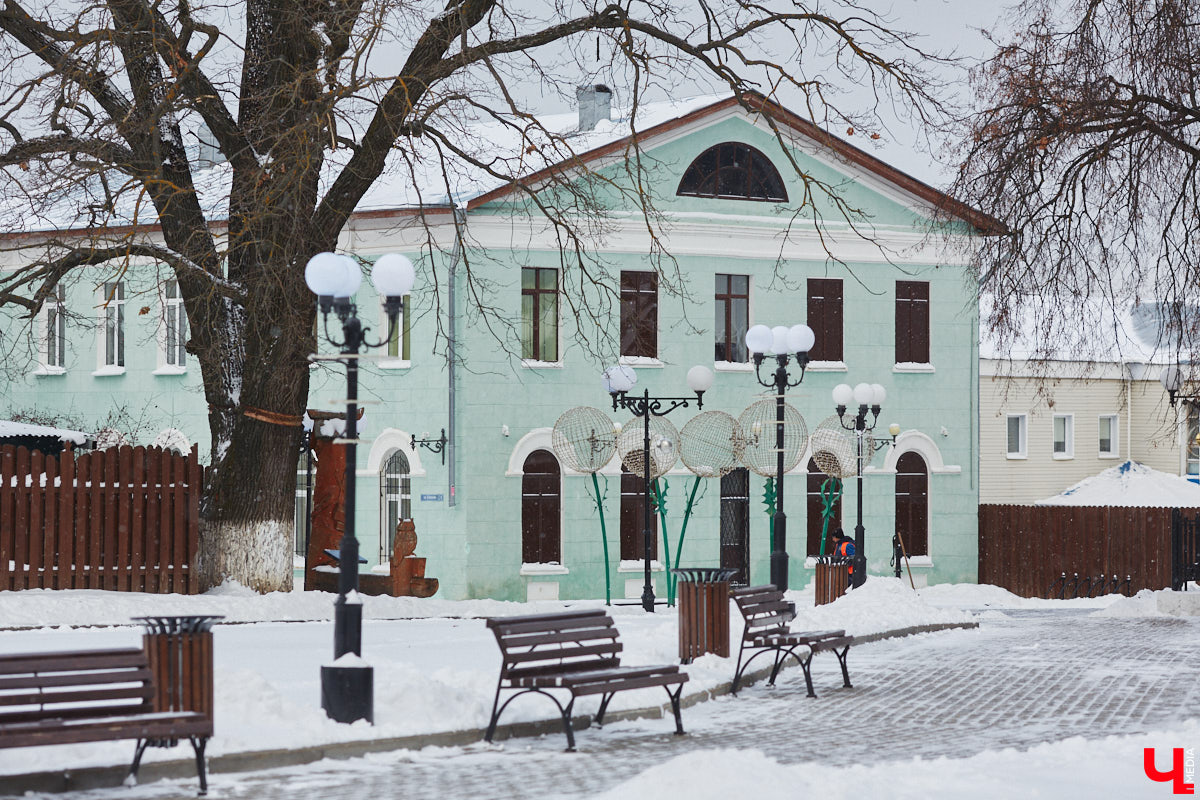 Спасская идет от Большой Московской до Георгиевской и относится к тем небольшим улочкам исторического центра Владимира, которые заканчивались храмами. Так, Никитская завершалась церковью Никиты, Девичья — Княгининым монастырем, Георгиевская — церковью Георгия, а Спасская — Спасским монастырем. Эти архитектурные ансамбли фокусируют на себе перспективу улиц и словно обращаются к нам: подойди поближе, полюбуйся на нас. Так отправимся же знакомиться с интересными достопримечательностями!