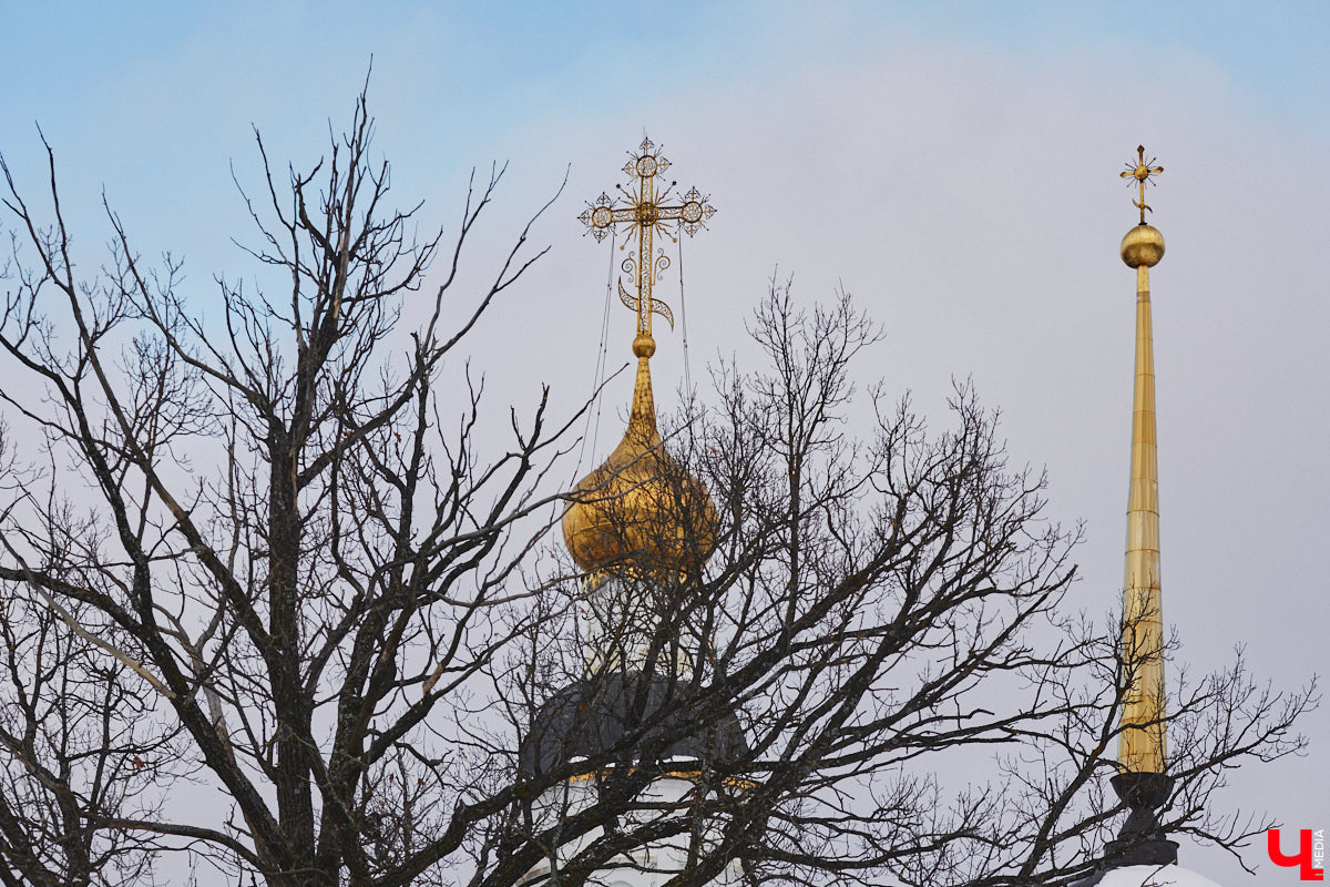 Спасская идет от Большой Московской до Георгиевской и относится к тем небольшим улочкам исторического центра Владимира, которые заканчивались храмами. Так, Никитская завершалась церковью Никиты, Девичья — Княгининым монастырем, Георгиевская — церковью Георгия, а Спасская — Спасским монастырем. Эти архитектурные ансамбли фокусируют на себе перспективу улиц и словно обращаются к нам: подойди поближе, полюбуйся на нас. Так отправимся же знакомиться с интересными достопримечательностями!