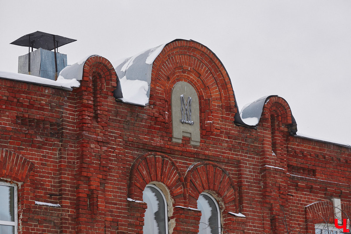 Спасская идет от Большой Московской до Георгиевской и относится к тем небольшим улочкам исторического центра Владимира, которые заканчивались храмами. Так, Никитская завершалась церковью Никиты, Девичья — Княгининым монастырем, Георгиевская — церковью Георгия, а Спасская — Спасским монастырем. Эти архитектурные ансамбли фокусируют на себе перспективу улиц и словно обращаются к нам: подойди поближе, полюбуйся на нас. Так отправимся же знакомиться с интересными достопримечательностями!