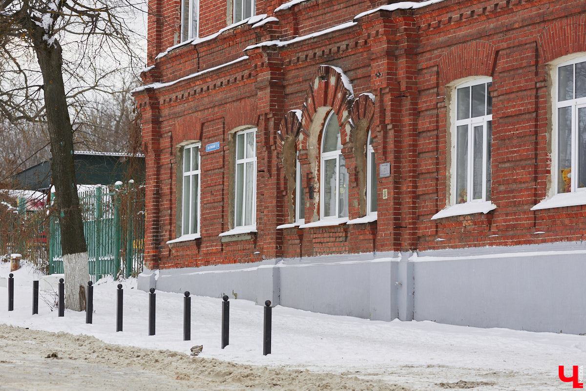 Спасская идет от Большой Московской до Георгиевской и относится к тем небольшим улочкам исторического центра Владимира, которые заканчивались храмами. Так, Никитская завершалась церковью Никиты, Девичья — Княгининым монастырем, Георгиевская — церковью Георгия, а Спасская — Спасским монастырем. Эти архитектурные ансамбли фокусируют на себе перспективу улиц и словно обращаются к нам: подойди поближе, полюбуйся на нас. Так отправимся же знакомиться с интересными достопримечательностями!