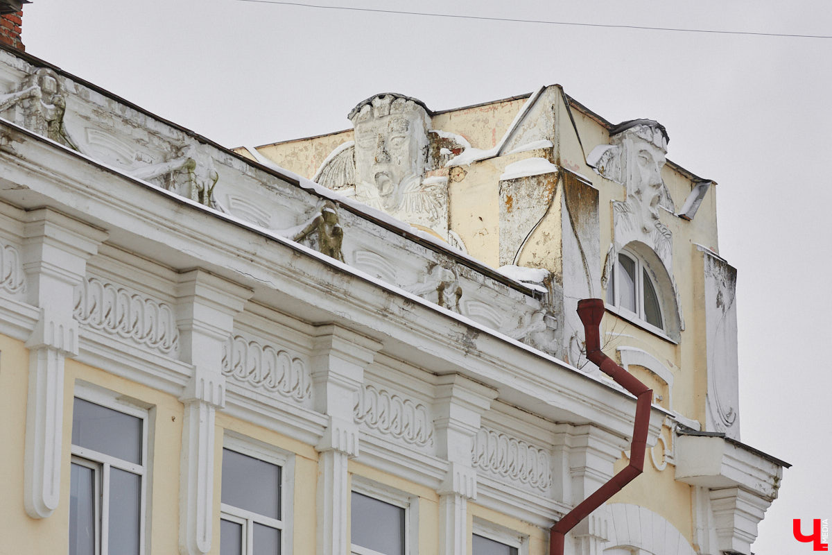 Спасская идет от Большой Московской до Георгиевской и относится к тем небольшим улочкам исторического центра Владимира, которые заканчивались храмами. Так, Никитская завершалась церковью Никиты, Девичья — Княгининым монастырем, Георгиевская — церковью Георгия, а Спасская — Спасским монастырем. Эти архитектурные ансамбли фокусируют на себе перспективу улиц и словно обращаются к нам: подойди поближе, полюбуйся на нас. Так отправимся же знакомиться с интересными достопримечательностями!