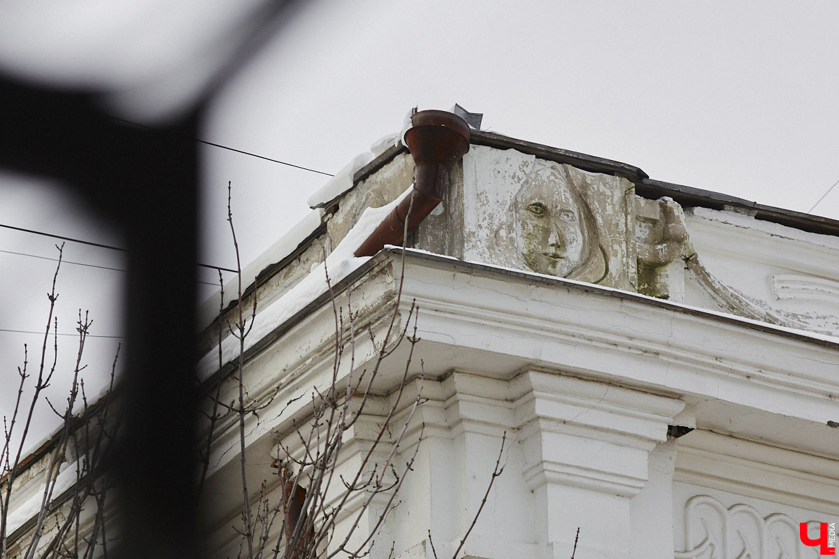 Спасская идет от Большой Московской до Георгиевской и относится к тем небольшим улочкам исторического центра Владимира, которые заканчивались храмами. Так, Никитская завершалась церковью Никиты, Девичья — Княгининым монастырем, Георгиевская — церковью Георгия, а Спасская — Спасским монастырем. Эти архитектурные ансамбли фокусируют на себе перспективу улиц и словно обращаются к нам: подойди поближе, полюбуйся на нас. Так отправимся же знакомиться с интересными достопримечательностями!