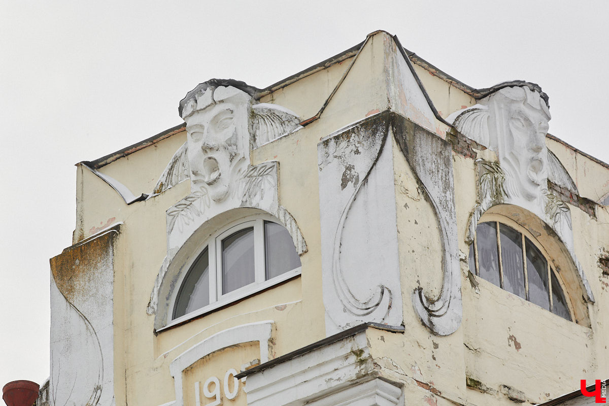 Спасская идет от Большой Московской до Георгиевской и относится к тем небольшим улочкам исторического центра Владимира, которые заканчивались храмами. Так, Никитская завершалась церковью Никиты, Девичья — Княгининым монастырем, Георгиевская — церковью Георгия, а Спасская — Спасским монастырем. Эти архитектурные ансамбли фокусируют на себе перспективу улиц и словно обращаются к нам: подойди поближе, полюбуйся на нас. Так отправимся же знакомиться с интересными достопримечательностями!