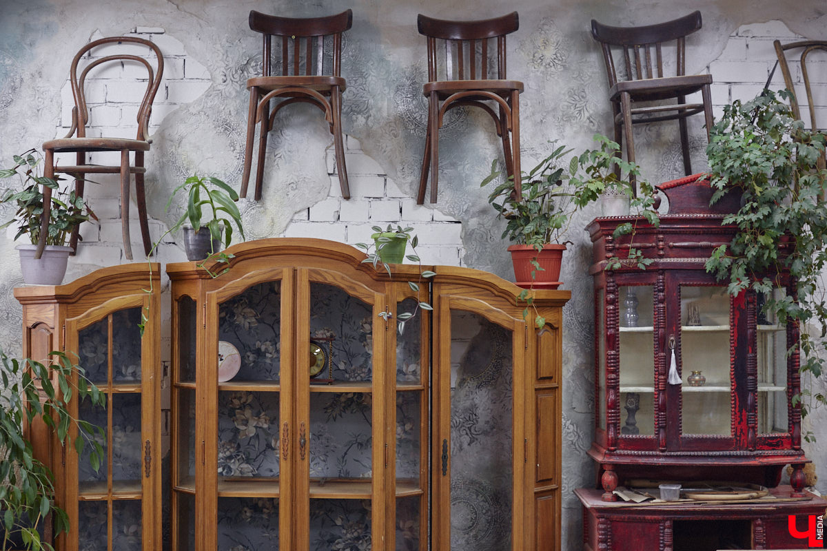 Маргарита Зинова дарит новую жизнь старой мебели уже почти пять лет. Сначала она увлекалась перекраской современных предметов интерьера, а затем перешла к реставрации старинных вещей. Мы напросились к ней в мастерскую, чтобы своими глазами увидеть некоторые интересные экземпляры.