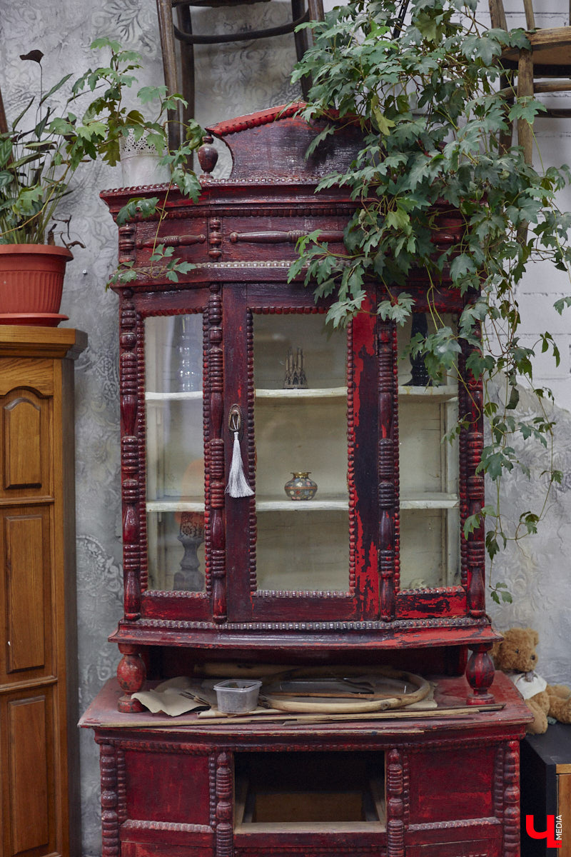 Маргарита Зинова дарит новую жизнь старой мебели уже почти пять лет. Сначала она увлекалась перекраской современных предметов интерьера, а затем перешла к реставрации старинных вещей. Мы напросились к ней в мастерскую, чтобы своими глазами увидеть некоторые интересные экземпляры.