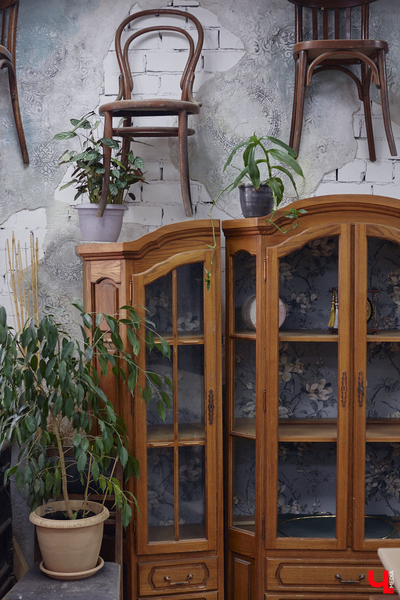 Маргарита Зинова дарит новую жизнь старой мебели уже почти пять лет. Сначала она увлекалась перекраской современных предметов интерьера, а затем перешла к реставрации старинных вещей. Мы напросились к ней в мастерскую, чтобы своими глазами увидеть некоторые интересные экземпляры.