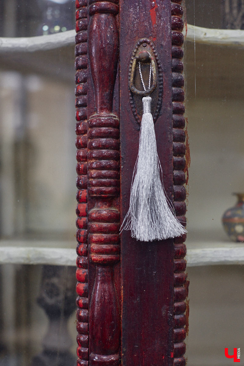 Маргарита Зинова дарит новую жизнь старой мебели уже почти пять лет. Сначала она увлекалась перекраской современных предметов интерьера, а затем перешла к реставрации старинных вещей. Мы напросились к ней в мастерскую, чтобы своими глазами увидеть некоторые интересные экземпляры.