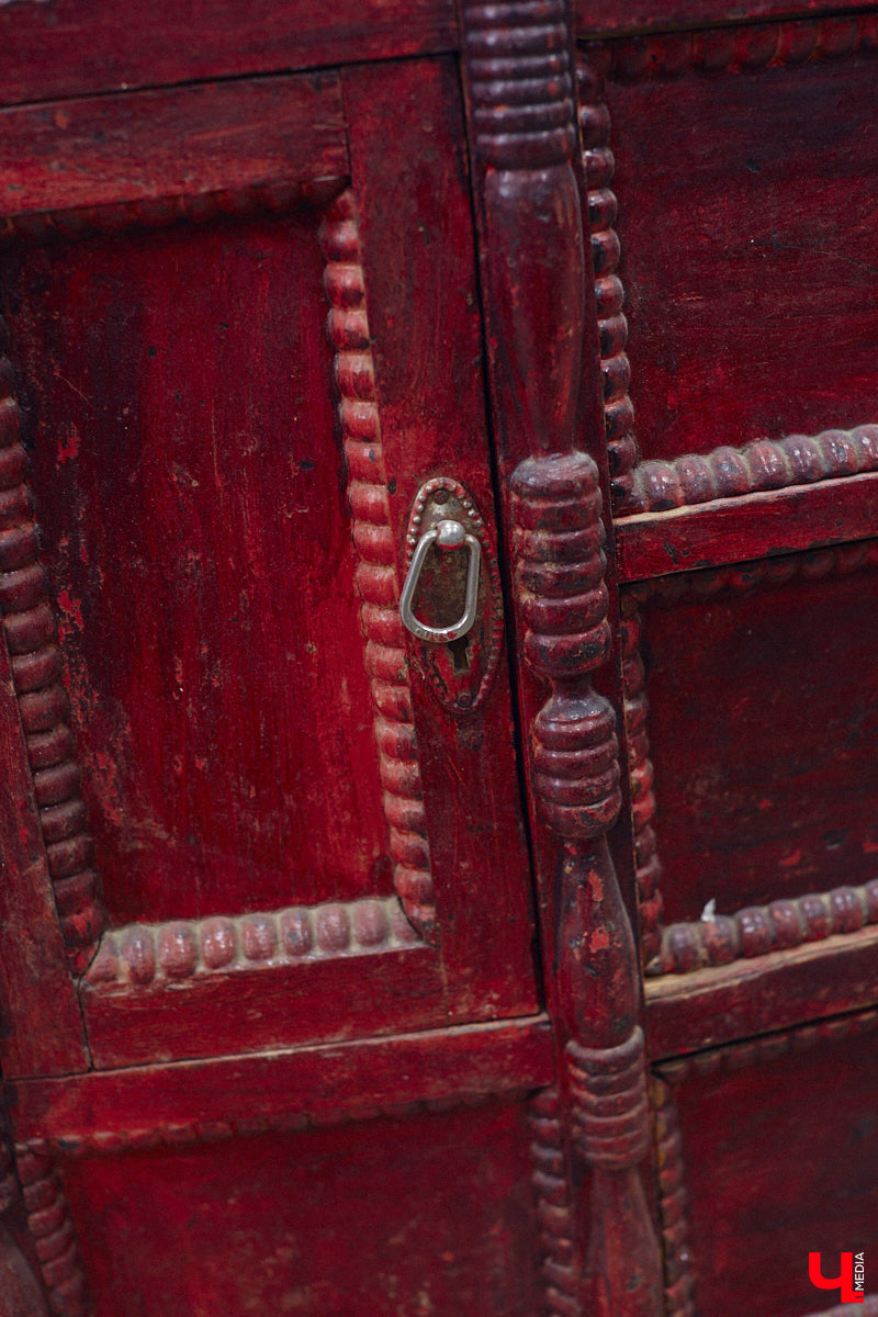 Маргарита Зинова дарит новую жизнь старой мебели уже почти пять лет. Сначала она увлекалась перекраской современных предметов интерьера, а затем перешла к реставрации старинных вещей. Мы напросились к ней в мастерскую, чтобы своими глазами увидеть некоторые интересные экземпляры.