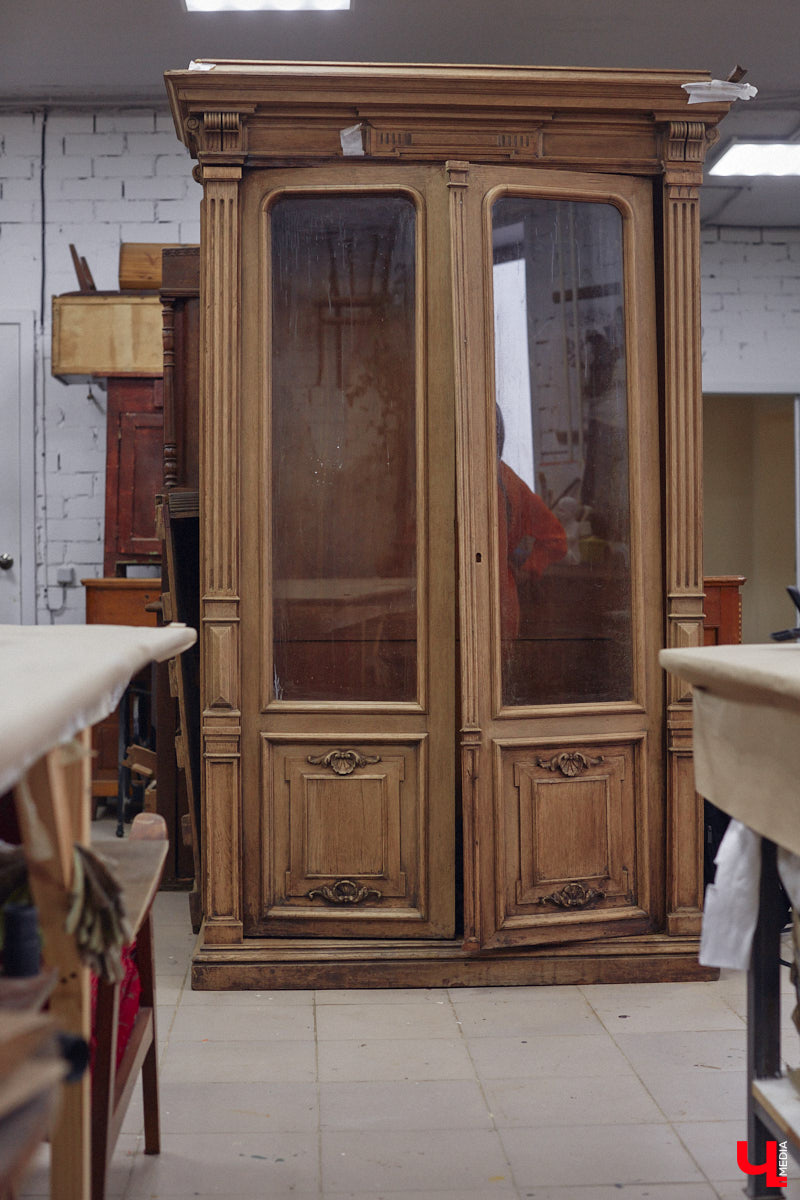 Маргарита Зинова дарит новую жизнь старой мебели уже почти пять лет. Сначала она увлекалась перекраской современных предметов интерьера, а затем перешла к реставрации старинных вещей. Мы напросились к ней в мастерскую, чтобы своими глазами увидеть некоторые интересные экземпляры.