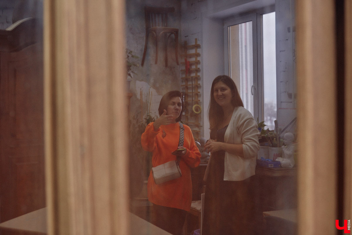 Маргарита Зинова дарит новую жизнь старой мебели уже почти пять лет. Сначала она увлекалась перекраской современных предметов интерьера, а затем перешла к реставрации старинных вещей. Мы напросились к ней в мастерскую, чтобы своими глазами увидеть некоторые интересные экземпляры.