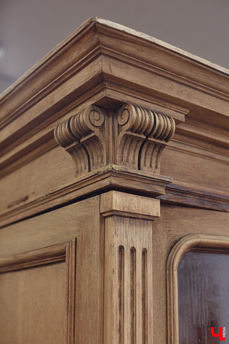 Маргарита Зинова дарит новую жизнь старой мебели уже почти пять лет. Сначала она увлекалась перекраской современных предметов интерьера, а затем перешла к реставрации старинных вещей. Мы напросились к ней в мастерскую, чтобы своими глазами увидеть некоторые интересные экземпляры.