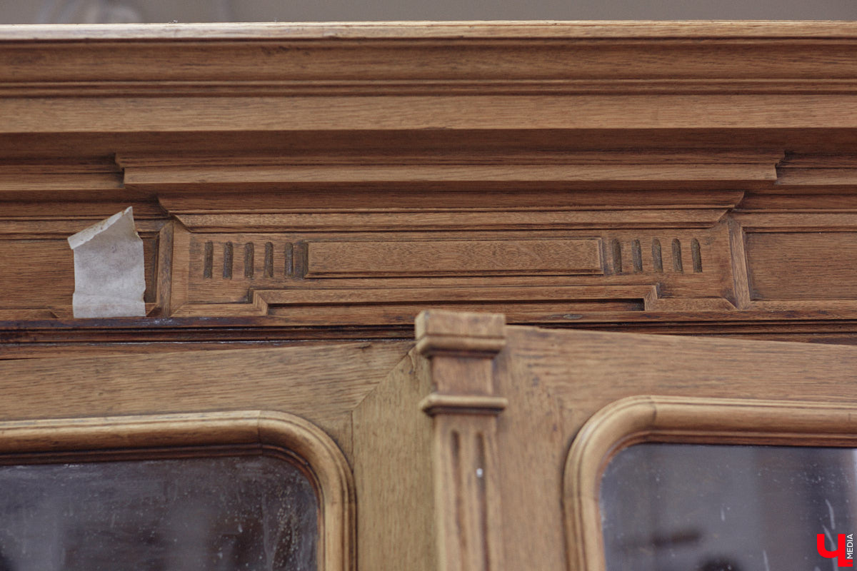 Маргарита Зинова дарит новую жизнь старой мебели уже почти пять лет. Сначала она увлекалась перекраской современных предметов интерьера, а затем перешла к реставрации старинных вещей. Мы напросились к ней в мастерскую, чтобы своими глазами увидеть некоторые интересные экземпляры.