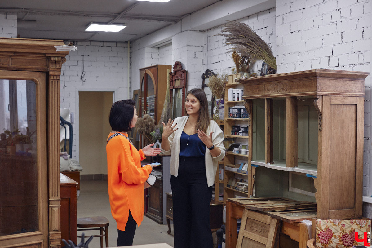 Маргарита Зинова дарит новую жизнь старой мебели уже почти пять лет. Сначала она увлекалась перекраской современных предметов интерьера, а затем перешла к реставрации старинных вещей. Мы напросились к ней в мастерскую, чтобы своими глазами увидеть некоторые интересные экземпляры.