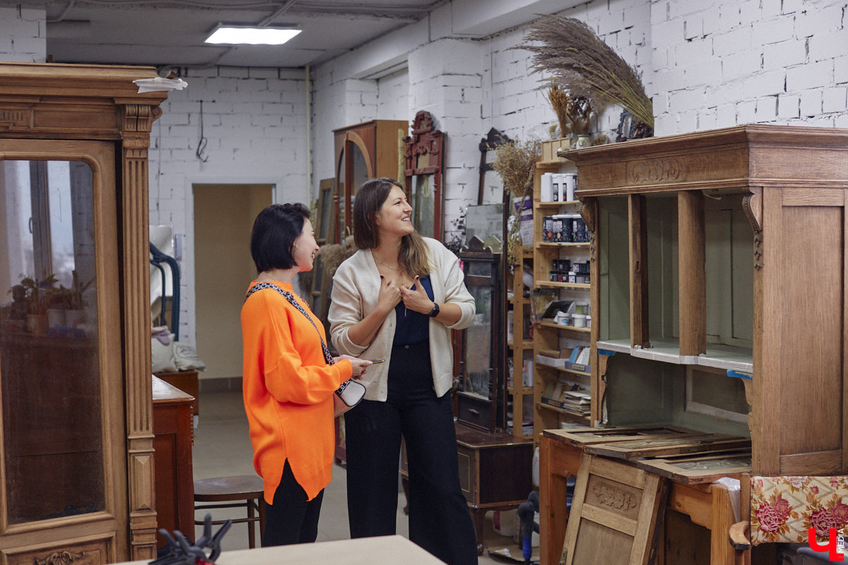 Маргарита Зинова дарит новую жизнь старой мебели уже почти пять лет. Сначала она увлекалась перекраской современных предметов интерьера, а затем перешла к реставрации старинных вещей. Мы напросились к ней в мастерскую, чтобы своими глазами увидеть некоторые интересные экземпляры.