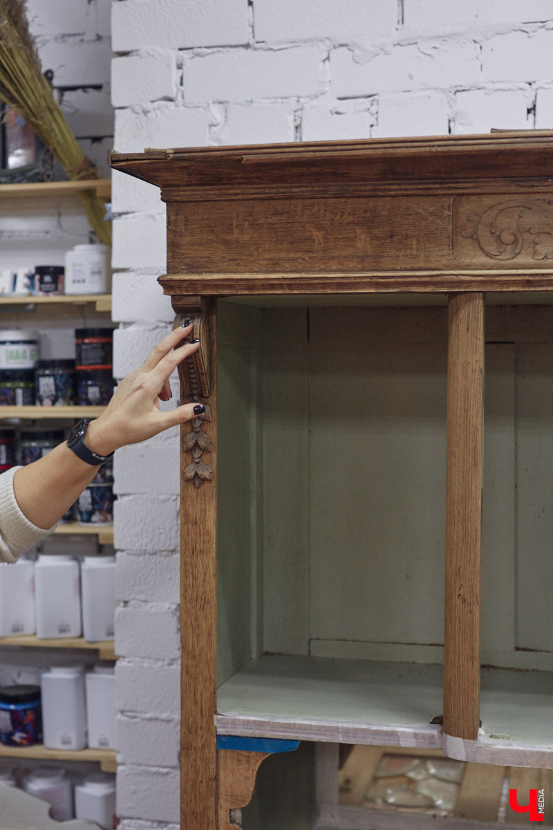 Маргарита Зинова дарит новую жизнь старой мебели уже почти пять лет. Сначала она увлекалась перекраской современных предметов интерьера, а затем перешла к реставрации старинных вещей. Мы напросились к ней в мастерскую, чтобы своими глазами увидеть некоторые интересные экземпляры.
