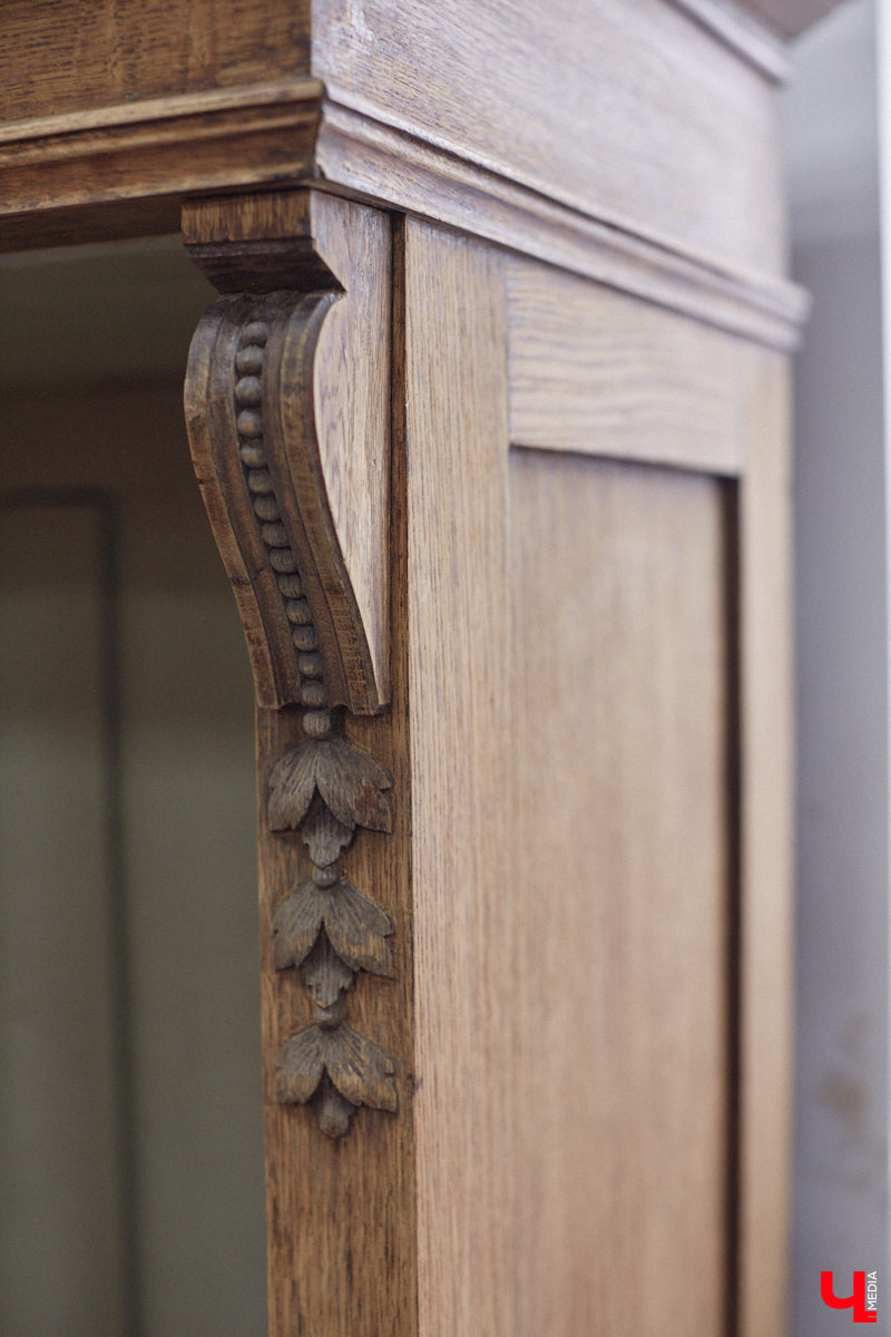 Маргарита Зинова дарит новую жизнь старой мебели уже почти пять лет. Сначала она увлекалась перекраской современных предметов интерьера, а затем перешла к реставрации старинных вещей. Мы напросились к ней в мастерскую, чтобы своими глазами увидеть некоторые интересные экземпляры.