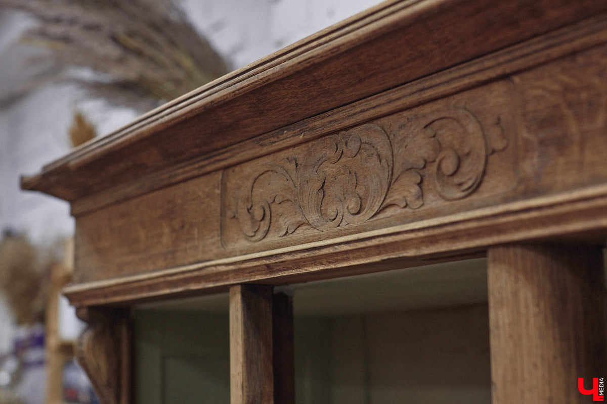 Маргарита Зинова дарит новую жизнь старой мебели уже почти пять лет. Сначала она увлекалась перекраской современных предметов интерьера, а затем перешла к реставрации старинных вещей. Мы напросились к ней в мастерскую, чтобы своими глазами увидеть некоторые интересные экземпляры.