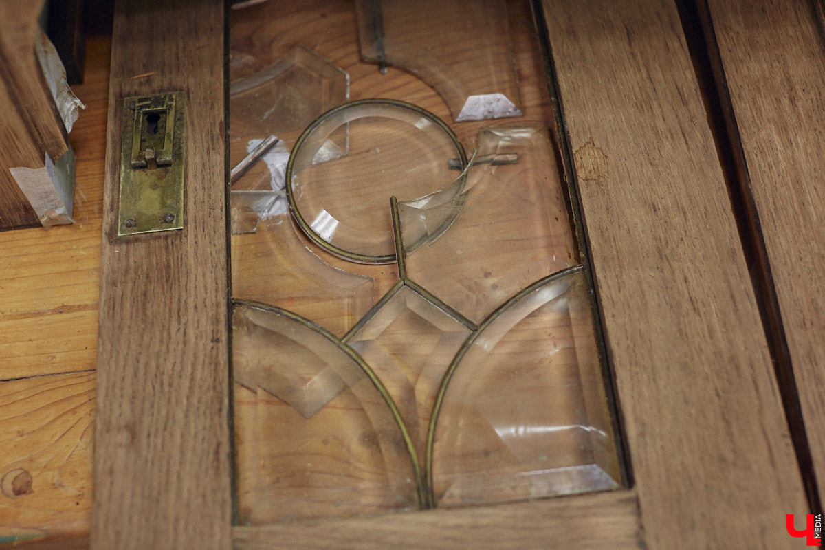 Маргарита Зинова дарит новую жизнь старой мебели уже почти пять лет. Сначала она увлекалась перекраской современных предметов интерьера, а затем перешла к реставрации старинных вещей. Мы напросились к ней в мастерскую, чтобы своими глазами увидеть некоторые интересные экземпляры.