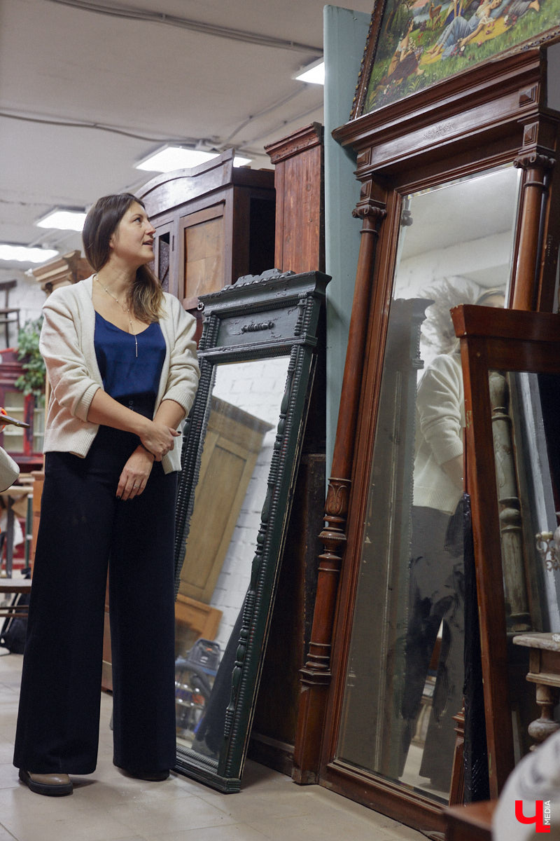 Маргарита Зинова дарит новую жизнь старой мебели уже почти пять лет. Сначала она увлекалась перекраской современных предметов интерьера, а затем перешла к реставрации старинных вещей. Мы напросились к ней в мастерскую, чтобы своими глазами увидеть некоторые интересные экземпляры.