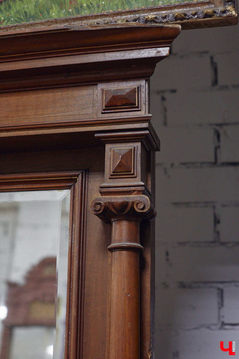 Маргарита Зинова дарит новую жизнь старой мебели уже почти пять лет. Сначала она увлекалась перекраской современных предметов интерьера, а затем перешла к реставрации старинных вещей. Мы напросились к ней в мастерскую, чтобы своими глазами увидеть некоторые интересные экземпляры.