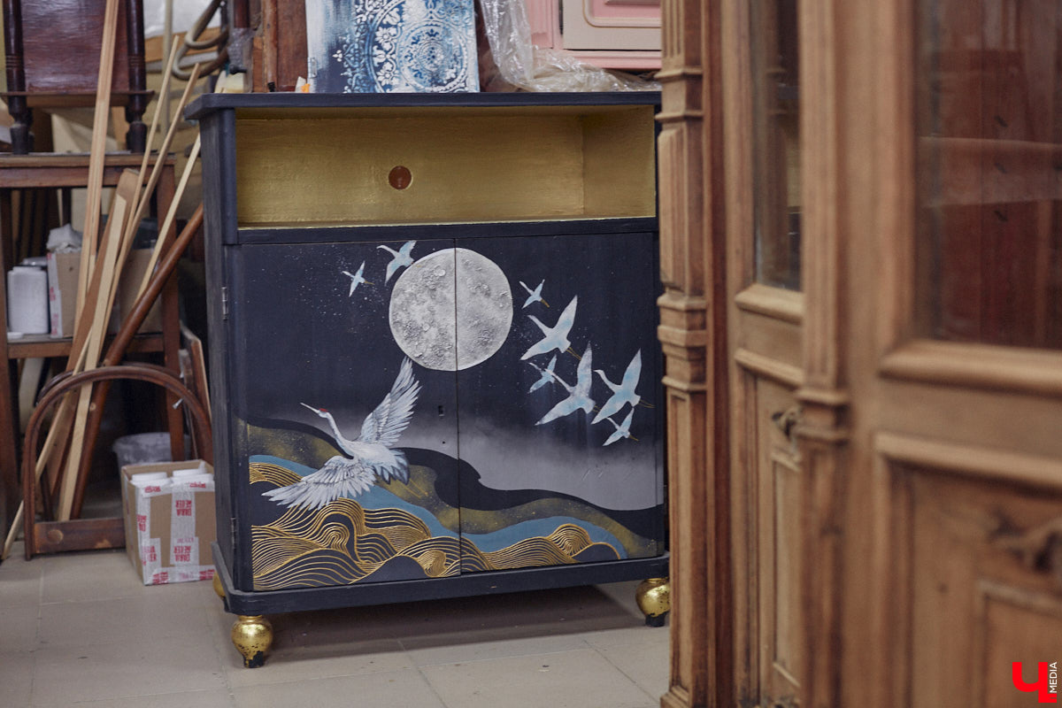 Маргарита Зинова дарит новую жизнь старой мебели уже почти пять лет. Сначала она увлекалась перекраской современных предметов интерьера, а затем перешла к реставрации старинных вещей. Мы напросились к ней в мастерскую, чтобы своими глазами увидеть некоторые интересные экземпляры.